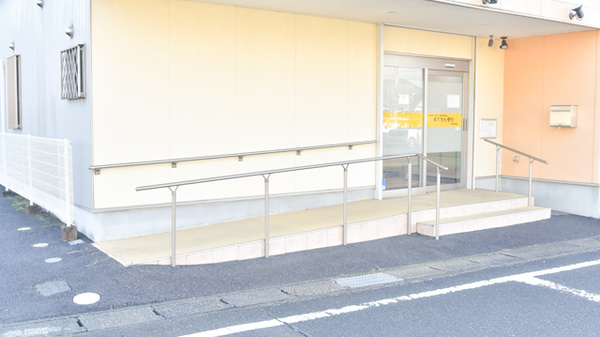 コスモス調剤薬局 小針店の入口