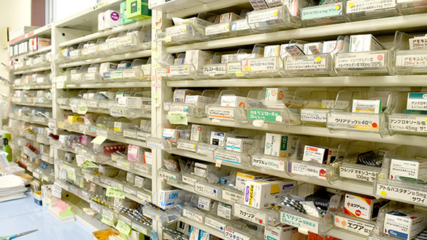 さおり調剤薬局大治店の薬棚