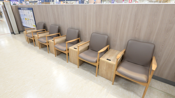 イオン薬局三好店の待合スペース