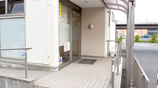 ひまわり薬局の入口