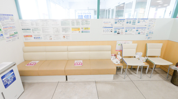 イオン薬局鈴鹿店の待合スペース