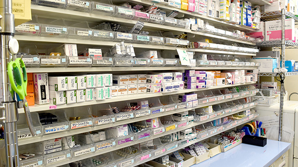 千里薬局の薬棚