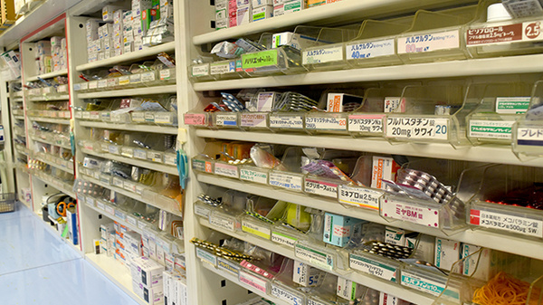 いが調剤薬局の薬棚
