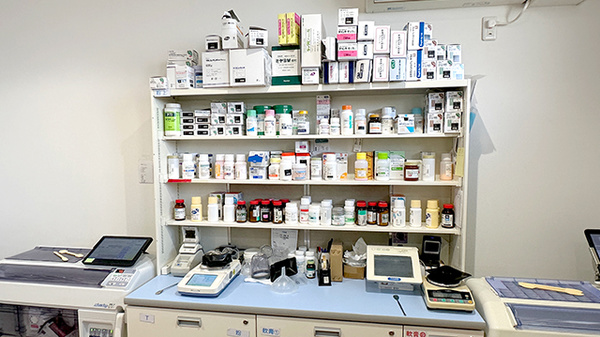 畿央薬局本店の薬棚