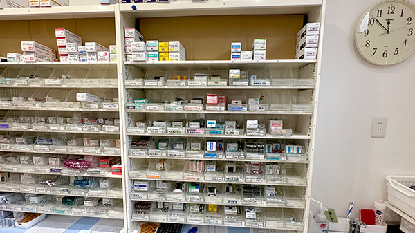 畿央薬局名張旧町店の薬棚
