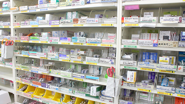 ファースト調剤薬局大津堅田店の薬棚