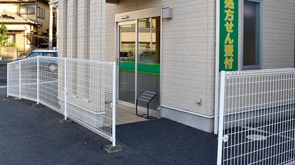 つくし薬局玉川店の入口