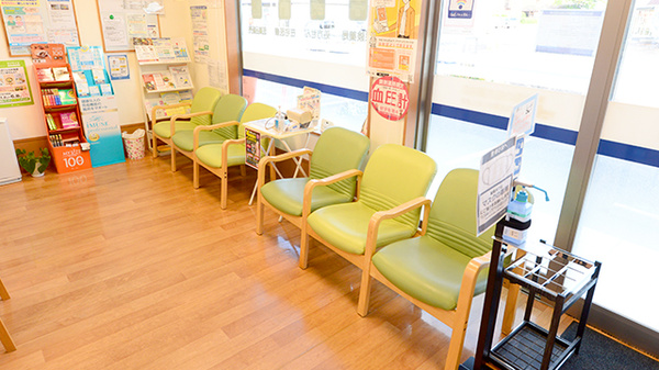クオール薬局甲西店の待合スペース