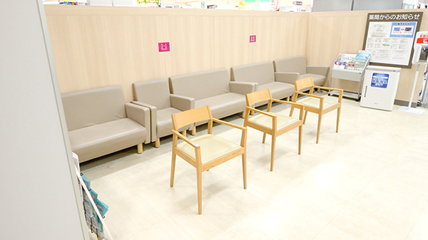 イオン薬局京都洛南店の待合スペース