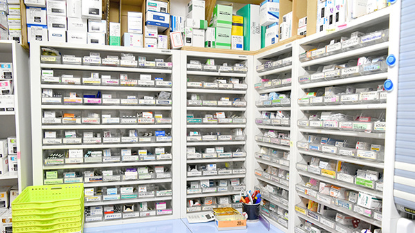 光天堂薬局伏見店の薬棚