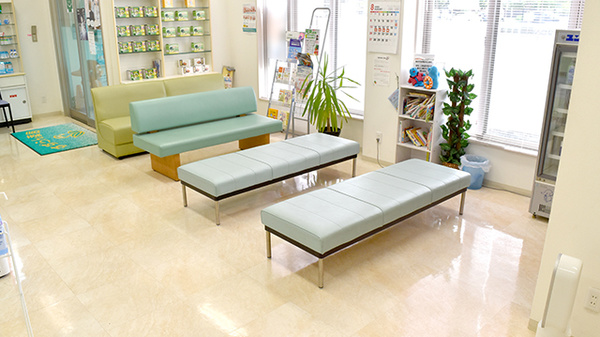 すずらん薬局馬堀店の待合スペース