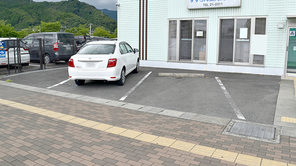 すずらん薬局馬堀店の駐車場