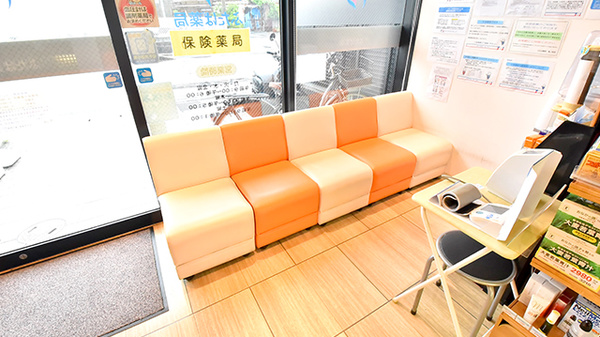 ふたば薬局 滝ノ町店の待合スペース