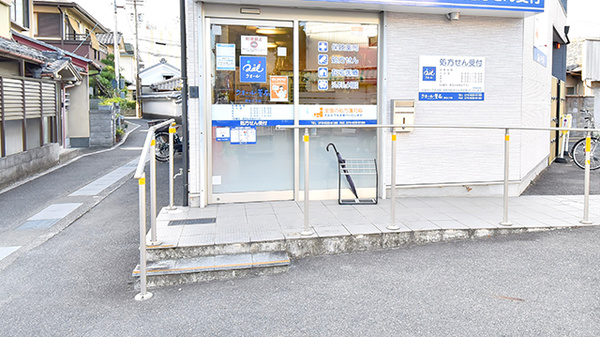 クオール薬局東むこう店の入口