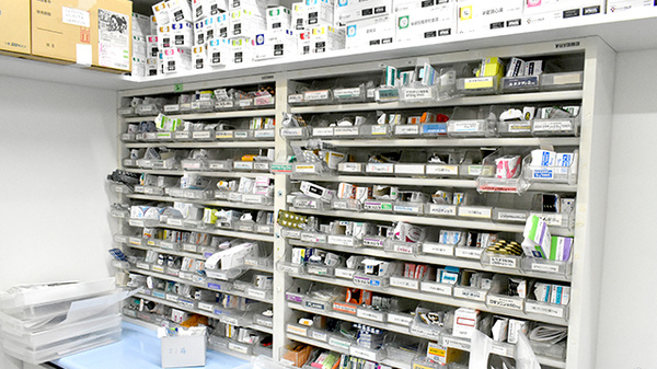 青葉薬局なみよけ店の薬棚
