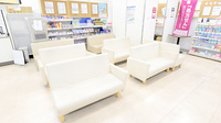 イオン薬局和泉府中店の待合スペース