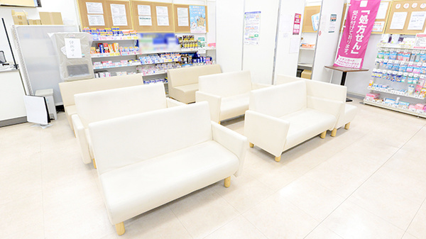 イオン薬局和泉府中店の待合スペース