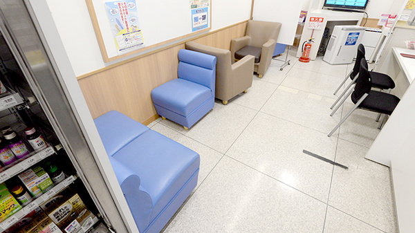 イオン薬局高槻店の待合スペース