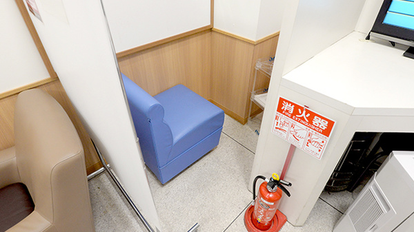 イオン薬局高槻店の感染予防待合スペース