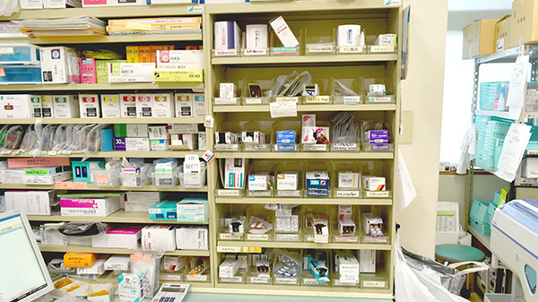 まなび薬局の薬棚
