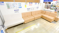 イオン薬局北千里店の待合スペース
