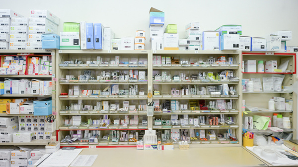 山路薬局　枚方店の薬棚