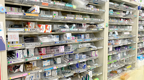 青葉薬局の薬棚