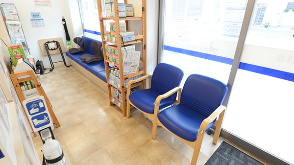 クオール薬局枚方広野店の待合スペース