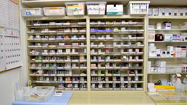ひまわり薬局池田店の薬棚