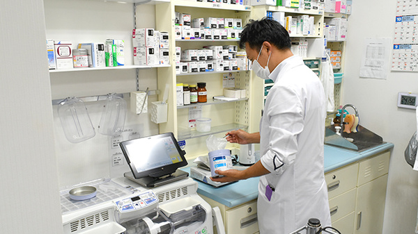 ニューロン薬局庄内店の作業風景