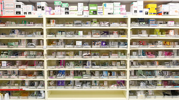 ニューロン薬局庄内店の薬棚