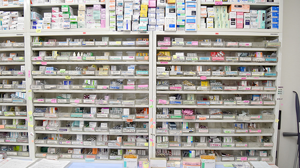 つばさ薬局下穂積店の薬棚