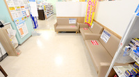 イオン薬局布施駅前店の待合スペース