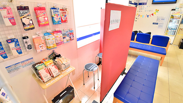 クオール薬局四條畷店の感染予防待合スペース