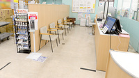 イオン薬局堺北花田店の待合スペース