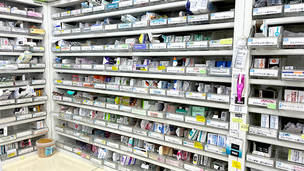 南山堂　あおば薬局鳥取ノ荘店の薬棚