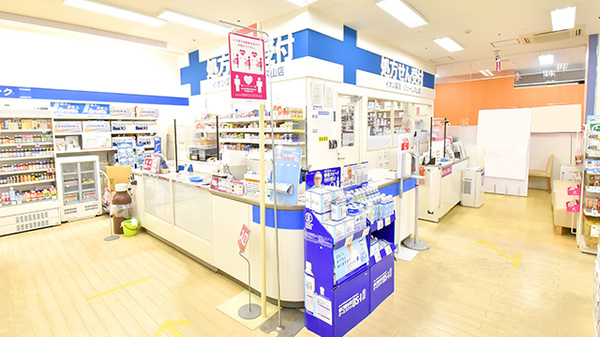イオン薬局ジェームス山店の入口