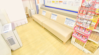 イオン薬局ジェームス山店の待合スペース