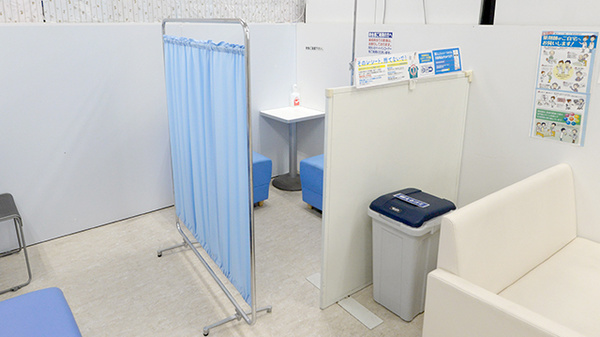 イオン薬局洲本店の感染予防待合スペース