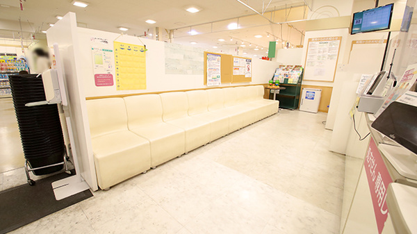 イオン薬局明石店の待合スペース