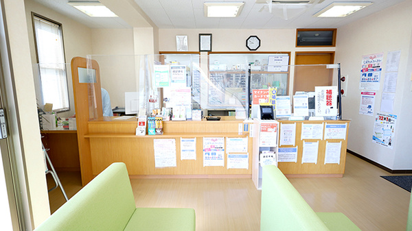 新世薬局 平津店の受付/カウンター