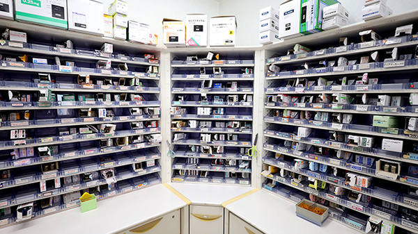 新世薬局 平津店の薬棚