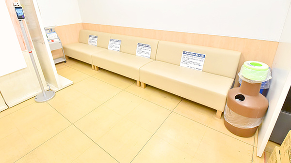 イオン薬局三木店の待合スペース