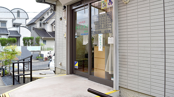 あすか薬局藤原台店の入口