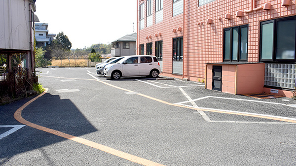 株式会社染川薬局の駐車場