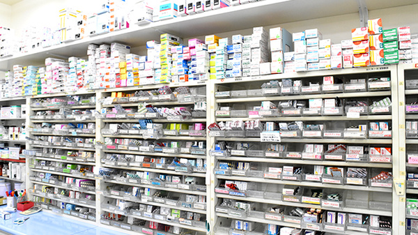 スズラン調剤薬局の薬棚