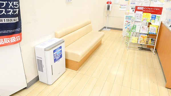 イオン薬局鳥取北店の待合スペース