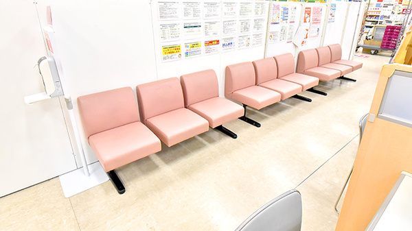 イオン薬局三原店の待合スペース