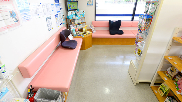 クオール薬局府川町店の待合スペース