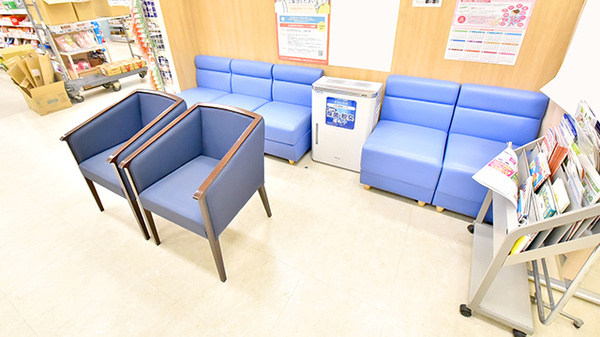 イオン薬局広島府中店の待合スペース